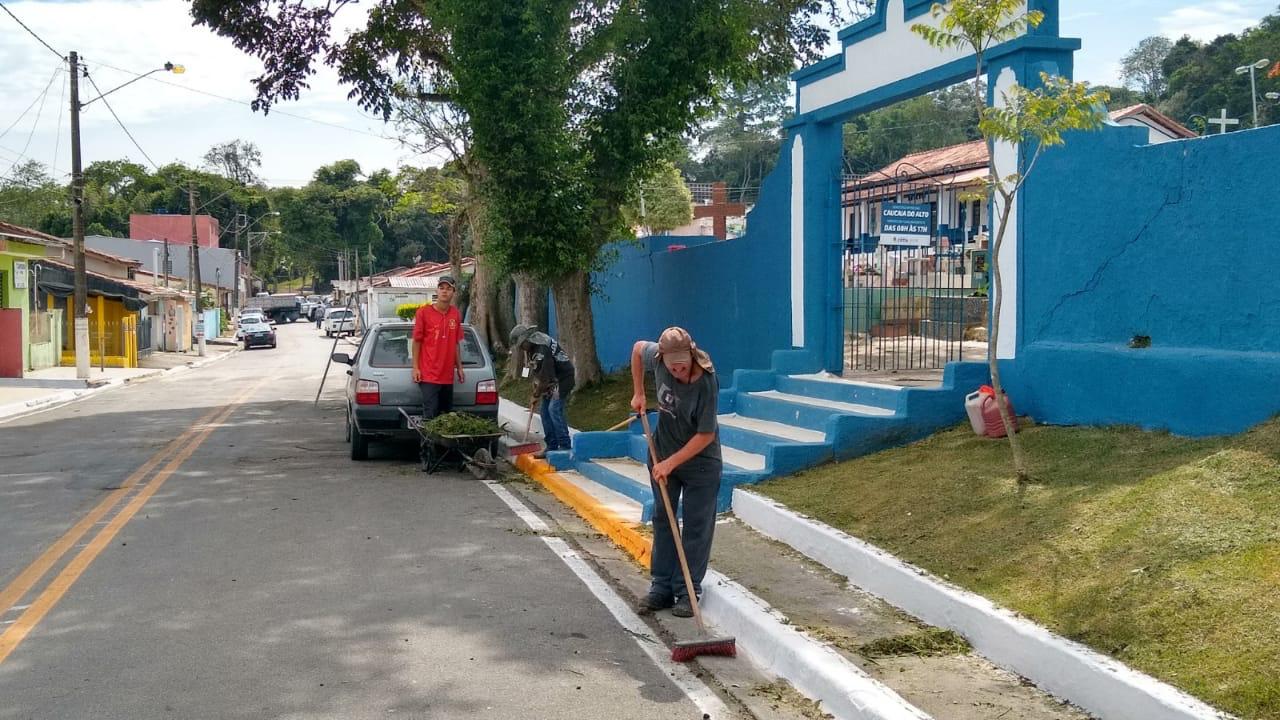 Cemitérios de Cotia se preparam para receber visitantes no Dia de Finados
