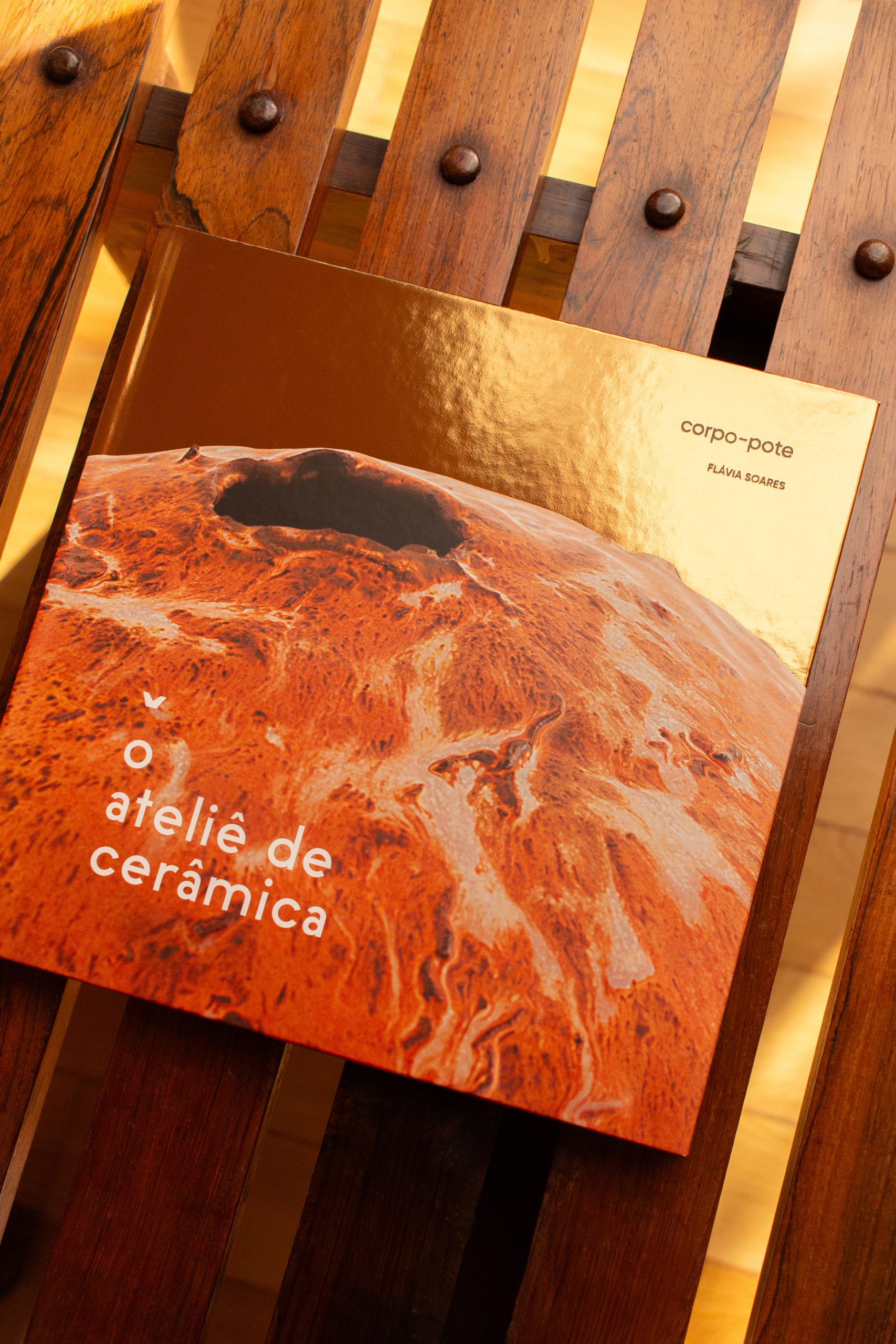 Flávia Soares lança livro Corpo-Pote no O Ateliê de Cerâmica, em Belo Horizonte